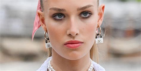 Le acconciature capelli con foulard chez Chanel 